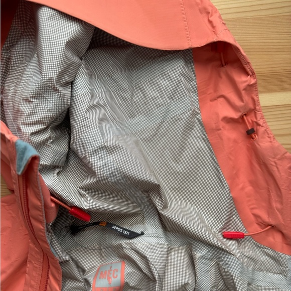 MEC Rain Jacket and Windbreaker - Picture 13 of 13